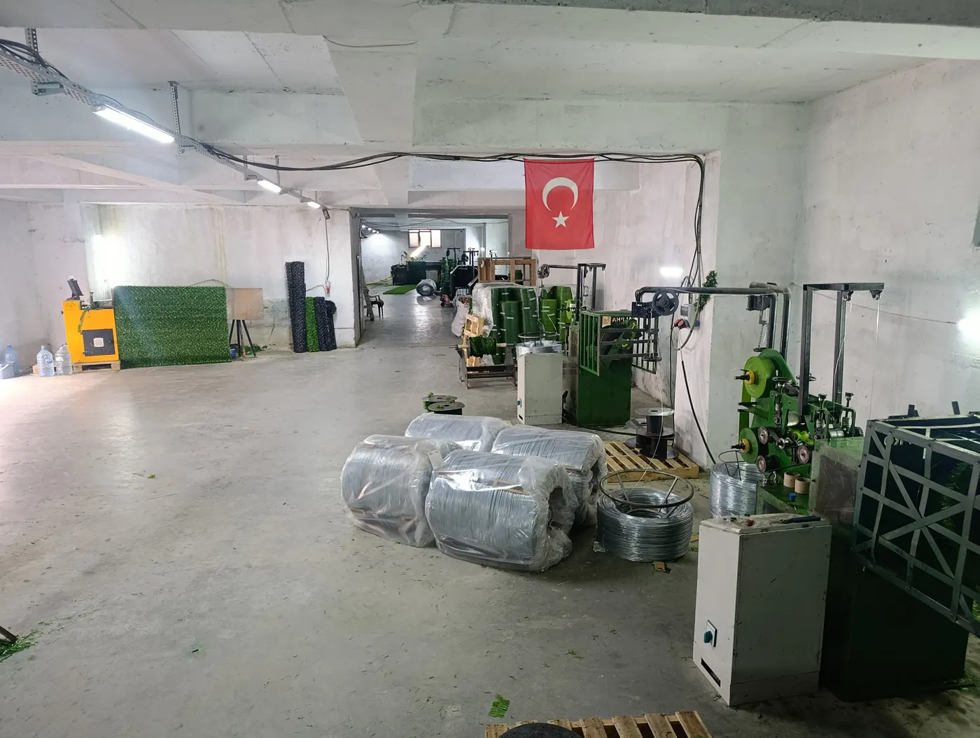 Payidar Çit'in imalathanesi — çim çit dokuma hattı ve panel üretim alanı