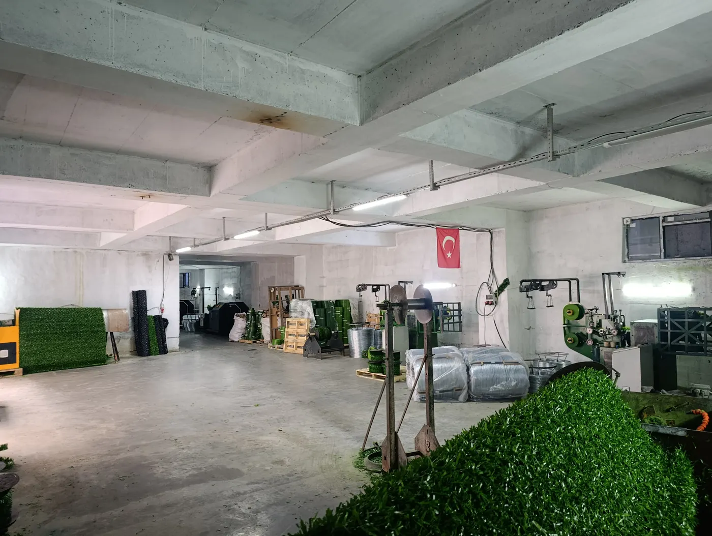 Payidar Çit imalathanesi — üretim ve stok alanı